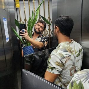 Charles Emmanuel Instagram - Mix de Dia dos Namorados   mudança   morando juntos pela primeira vez   primeira janta no apê novo   bagunça   amor ❤️