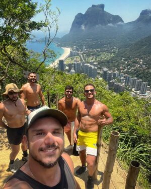 Charles Emmanuel Instagram - Nossa primeira vez no Dois Irmãos ⛰️🌤