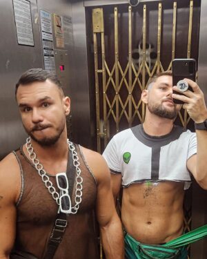 Charles Emmanuel Instagram - Esqueci de tirar fotos nesse Carnaval, então não tem dump decente 🙃