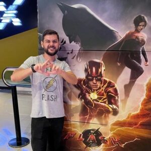 Charles Emmanuel Instagram - Finalmente posso revelar que eu sou a voz do #Flash ! Ok, todo mundo já sabia rs Vai passando pro lado pra ver esse elenco lindo! 
Pra mim, esse é um dos meus trabalhos recentes mais importantes e eu estava muito nervoso e inseguro. Queria que o resultado ficasse muito bom! E quem me dirigiu e me ajudou bastante nesse quesito foi o Rodrigo Oliveira, diretor de dublagem do filme. Aturou meus surtos rs  Eu curti muito o resultado!
E falando do filme, sinceramente, eu chorei e me diverti bastante! De verdade. Veria de novo!
E ainda encontrei (na verdade ele me encontrou) o dublador do amado Grant Gustin, o Flash da série! Coincidência??? 
Enfim, a dublagem tá muito boa! Se assistirem dublado, me falem o que acharam! ❤️⚡️ #TheFlash 

* risquei uns personagens aí, pra não dar spoiler hehe
** a última foto é o Barry do passado hehehehe