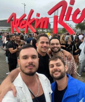 Charles Emmanuel Instagram - Já que eu tava sem celular, vamos botar as fotos do #rir2022 no #tbt mesmo! Aleatoriedades e diversão, com esses jovens incríveis que amo!
