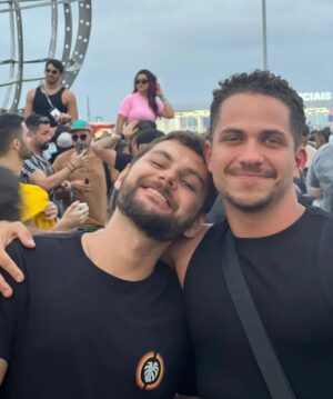 Charles Emmanuel Instagram - Já que eu tava sem celular, vamos botar as fotos do #rir2022 no #tbt mesmo! Aleatoriedades e diversão, com esses jovens incríveis que amo!