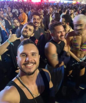 Charles Emmanuel Instagram - Já que eu tava sem celular, vamos botar as fotos do #rir2022 no #tbt mesmo! Aleatoriedades e diversão, com esses jovens incríveis que amo!