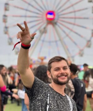 Charles Emmanuel Instagram - Já que eu tava sem celular, vamos botar as fotos do #rir2022 no #tbt mesmo! Aleatoriedades e diversão, com esses jovens incríveis que amo!