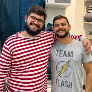 Charles Emmanuel Instagram - Finalmente posso revelar que eu sou a voz do #Flash ! Ok, todo mundo já sabia rs Vai passando pro lado pra ver esse elenco lindo! 
Pra mim, esse é um dos meus trabalhos recentes mais importantes e eu estava muito nervoso e inseguro. Queria que o resultado ficasse muito bom! E quem me dirigiu e me ajudou bastante nesse quesito foi o Rodrigo Oliveira, diretor de dublagem do filme. Aturou meus surtos rs  Eu curti muito o resultado!
E falando do filme, sinceramente, eu chorei e me diverti bastante! De verdade. Veria de novo!
E ainda encontrei (na verdade ele me encontrou) o dublador do amado Grant Gustin, o Flash da série! Coincidência??? 
Enfim, a dublagem tá muito boa! Se assistirem dublado, me falem o que acharam! ❤️⚡️ #TheFlash 

* risquei uns personagens aí, pra não dar spoiler hehe
** a última foto é o Barry do passado hehehehe