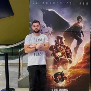 Charles Emmanuel Instagram - Finalmente posso revelar que eu sou a voz do #Flash ! Ok, todo mundo já sabia rs Vai passando pro lado pra ver esse elenco lindo! 
Pra mim, esse é um dos meus trabalhos recentes mais importantes e eu estava muito nervoso e inseguro. Queria que o resultado ficasse muito bom! E quem me dirigiu e me ajudou bastante nesse quesito foi o Rodrigo Oliveira, diretor de dublagem do filme. Aturou meus surtos rs  Eu curti muito o resultado!
E falando do filme, sinceramente, eu chorei e me diverti bastante! De verdade. Veria de novo!
E ainda encontrei (na verdade ele me encontrou) o dublador do amado Grant Gustin, o Flash da série! Coincidência??? 
Enfim, a dublagem tá muito boa! Se assistirem dublado, me falem o que acharam! ❤️⚡️ #TheFlash 

* risquei uns personagens aí, pra não dar spoiler hehe
** a última foto é o Barry do passado hehehehe