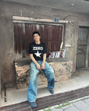 Charles Lin Instagram - 小島生活～🏝️
#不如海邊吹吹風