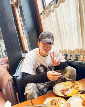 Charles Lin Instagram - 第一句：兄弟你好啊 👋🏼