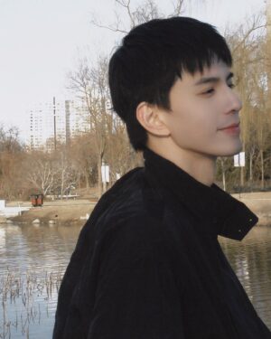 Charles Lin Instagram - 經過公園的時候保安大哥跟我說春天要來了!!
我說：嗯.. （然後想說要接什麼沒想到..😂