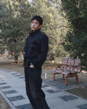 Charles Lin Instagram - 經過公園的時候保安大哥跟我說春天要來了!!
我說：嗯.. （然後想說要接什麼沒想到..😂