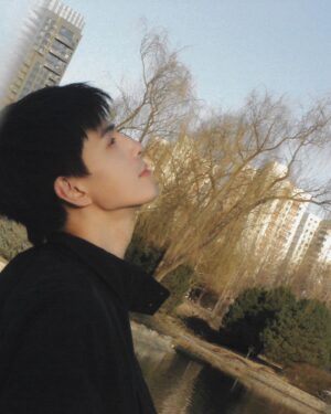 Charles Lin Instagram - 經過公園的時候保安大哥跟我說春天要來了!!
我說：嗯.. （然後想說要接什麼沒想到..😂