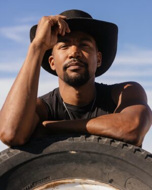 Charles Michael Davis Instagram - Howdy y’all 🤠 

Desert 🏜 photo shoot with the best team of...

@bettinabogar photographer 📸 
@chousner  makeup 💄 
@estella.png. Styling 👕 

To be continued...
