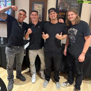Charles Rosa Instagram - Performance of the Night @theovon 🫡 Thankyou brotha you had me dying laughing for a hour straight🤣 so happy I ran into my friends  @calebpressley @dustinpoirier @hardrockholly you guys made the night a legendary one!  #theovon #BostonStrong #Comedy #Fighter