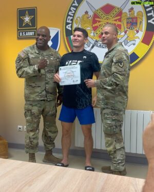 Charles Rosa Instagram - Charles Rosa Receives Certificate of Appreciation today from the @usarmy just 2.5 weeks away from Fight Night💫 

[Oct 20 at @foxwoods Casino. Link in Bio for Tickets🎟️]

#CESMMA #CharlesRosa #Army