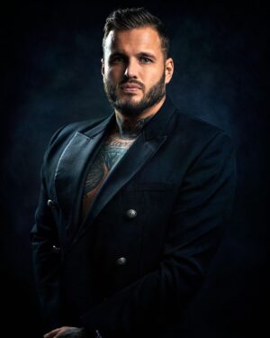 Charles Vassal Instagram - Personne ne remarque votre douleur mais tout le monde remarque  vos erreurs .
Tu ne peut pas t’entourer de personne négative et espérer une vie positive.

📸 @jraw_studio