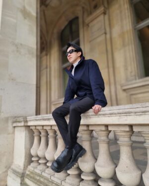 Charlie Goh Instagram - Charlie in Paris. 🇫🇷

🧥: @loropiana 
👜: @rimowa 
😎: @dolcegabbana 
👞: @mcmworldwide

@directionsgroupinc