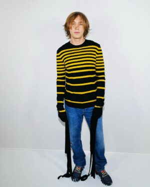 Charlie Plummer Instagram - thank u thank u @LOEWE @Jonathan.Anderson 💙🐝👖💛

#LOEWESS23
📸@darren_gerrish