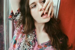 Charlie Ray Instagram - une femme à la fenêtre 
📸 de @maddierosew