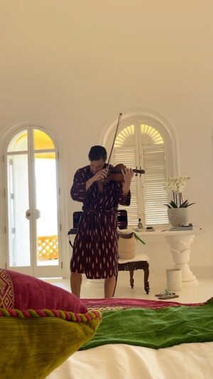 Charlie Siem Instagram - Getting ready to record while in mexico 🎻 

#classicalmuisc #violin #mexico #fyp