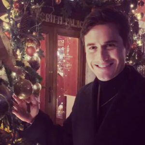 Charlie Siem Instagram - Wishing you all a Merry Christmas.
Thank you for your support and love throughout the year. 
We have an exciting 2020 ahead. 🎁🥰🎻 #christmas #christmastree #merrychristmas