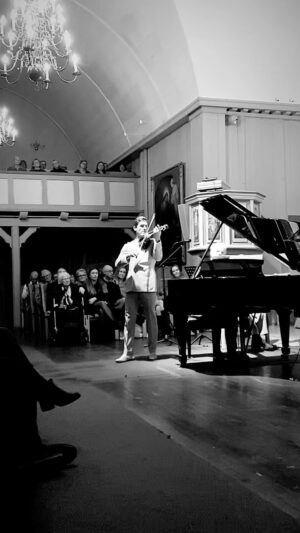 Charlie Siem Instagram - Kongsvinger 🎻 🇳🇴 

Happy to be back in Norway playing with my good friend Håvard Gimse 

#violin #classicalmusic #charliesiem #fyp