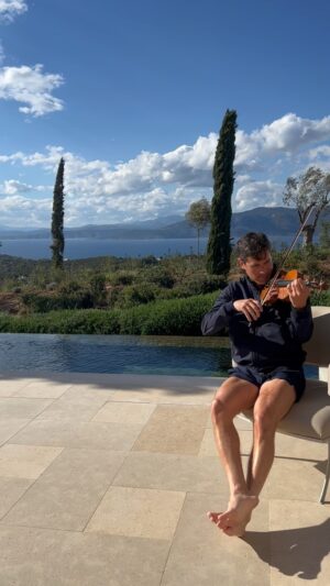 Charlie Siem Instagram - Some Al fresco practising with the wind as my challenger…. Link for tickets to my concert in Naples next week in bio 

  #violin #wind #wieniawski #classicalmusic