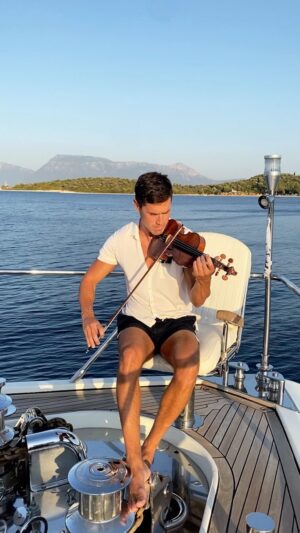 Charlie Siem Instagram - Summertime... 🎻🇬🇷

#violin #classicalmusic #gershwin #summertime #fyp