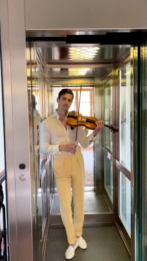 Charlie Siem Instagram - Almost stuck in the lift playing a gavotte but Bach 

.
#violin #bach #violin #classicalmusic #charliesiem  #gavotte #fyp