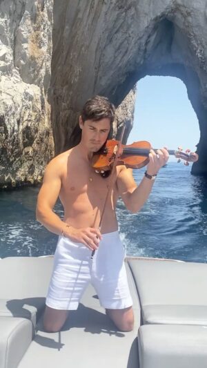 Charlie Siem Instagram - PIZZICATO I FARAGLIONI 🍋🎻 

#capri #faraglioni #classicalmusic #violin #charliesiem #paganini #fyp