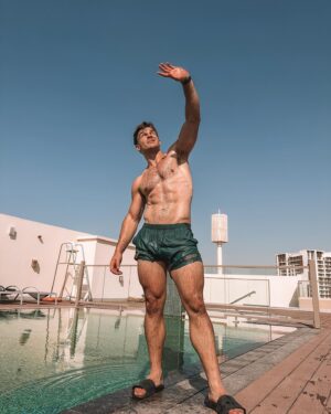 Charlie Taylor Instagram - Squats and 🌞 how’s your day ?
