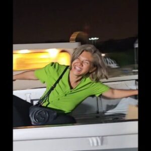 Charlie Trairat Instagram - ดูก็รู้ว่ารักใครมากกว่ากัน 🐒❤️🥰🤣🙏
ขอโทษทีนะครับ บ้านมีแต่ รถบรรทุก
พอดีเอาไว้ขนขิงอะครับ ❤️❤️