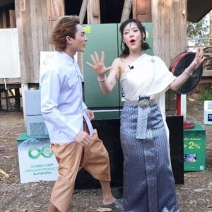 Charlie Trairat Instagram - ร้อนๆๆๆๆๆ ร้อนขนาดนี้เดี๋ยววันนี้ต้องพากามินไปช้อปปิ้งหาอะไรเย็นๆ มาไว้ที่บ้านซะหน่อย ไม่งั้นเดี๋ยวเจ๊เค้าจะไม่จอยกลับเกาหลีไปซะก่อน❤️🥰🤣
 
จะแอร์ ทีวี ตู้เย็น พัดลม เครื่องฟอกอากาศเหมามาให้หมดเพราะตอนนี้ที่โฮมโปรมีงาน Super Expo อยู่ ตั้งแต่ 4-8 เม.ย. 67 นี้ 

ไปช้อปกันได้นะเพื่อนๆ ที่โฮมโปรทุกสาขาและออนไลน์ และอย่าลืมไปโหลดคูปองกันด้วยนะ ผมแปะไว้ให้ใต้คอมเม้นต์นี้แล้ว

 #เรื่องบ้านโฮมโปรคือคำตอบ #HomeProSuperExpo #แรงส์ห้ามพลาด #โฮมโปรซูเปอร์เอ็กซ์โป