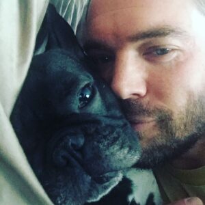 Charlie Weber Instagram - A very lazy Sunday with my little Daisy Boo Boo.... ❤️
And yes, my #HiatusBeard is coming in nicely.....😉