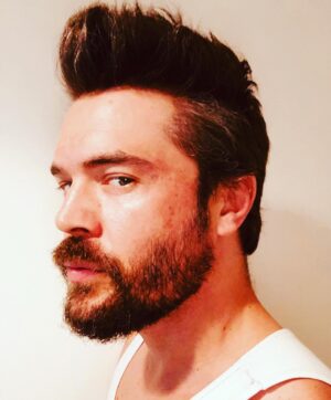 Charlie Weber Instagram - Selfie or Self-Portrait?
#HiatusHair
#NoProduct
