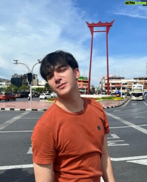 Charoenchai Khantichaikhajohn Instagram - ถ้าเลือกได้ก็ไม่อยากดึงหน้าหรอก อยากดึงเธอมากอดมากกว่า 😎