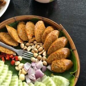 Chatpong Nattapong Instagram - ฟรอยด์ชี้เป้าร้านสุดลำขนาดดดด.. ในน่าน ร้านแรก คือ @voila_nirvanan ร้านนี้ไม่รู้จัก หรือดูรีวิวใดๆมาก่อน เลือกร้านตามฟิวล้วนๆ อาหารอร่อยทุกอย่าง มี breakfast brunch lunch dinner กาแฟดี ตอบโจทย์ head chef @hangley ผู้ถนัดอาหารยุโรป มีจัด workshop ทำอาหาร มี chef table เมนูแนะนำ Parma ham salads with smoked salmon, egg benedict, spaghetti presto with bacon. 

ร้านต่อมา เฮือนภูคา ร้านนี้คือมื้อแรกตอนถึงน่าน แม่เล็กอยากทานอาหารเมียงแบบโลเคิ้ลแต่นั่งสบาย เพราะอากาศฮ้อนขนาด อาหารประจำถิ่นเยอะ ราคาดี พนักงานแนะนำดี บริการดีมาก เมนูแนะนำ แกงอะยิอะเยาะ, ไส้อั่ว, ลาบคั่ว (เเฮ่มๆ)

หรือใครมีร้านเด็ดจังหวัดน่าน แนะนำเพิ่มมาได้เลยครับ คิดว่าจะไปเที่ยวอีกรอบ เมืองสะอาด ของกินเยอะ ถนนดี วิ่งสนุก อากาศปลอดโปร่ง มาเที่ยวกันน่าาาาาาาาาาาาาน… 

#ร้านเด็ด #น่าน #น่านไง #ร้านเด็ดร้านดัง #น่านนคร #fotd #food #spaghetti #eggbenedict #salad #parmaham #smokedsalmon #coffee #brunch #brunchtime #breakfast #car #vintagecar #jimny #jimnyoffroad #volkswagen #volkswagentype3 #thailand #panelvan #cafe #nan #nanthailand #nannakorn #voilanirvanan #เฮือนภูคา