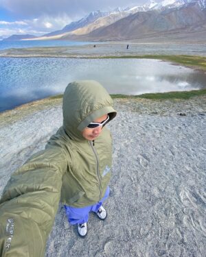 Chatpong Nattapong Instagram - ขอ ห้า คำ… !!! 🏔️⛰️💦

#india #lehladakh #indialehladakh #sangam #sangamriver #changlapass #changla #khardungla #khardunglapass #alchimonastery #lamayuru #lamayurumonastery #hundersanddunes #reels #diskitgompa #nubravalley #nubra #pangong #pangongtso #pangonglake #mountains #outside #outfitoftheday #ootd #selfie #reelsinstagram #naturephotography #nature #travel #goodvibes