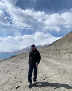 Chatpong Nattapong Instagram - ขอ ห้า คำ… !!! 🏔️⛰️💦

#india #lehladakh #indialehladakh #sangam #sangamriver #changlapass #changla #khardungla #khardunglapass #alchimonastery #lamayuru #lamayurumonastery #hundersanddunes #reels #diskitgompa #nubravalley #nubra #pangong #pangongtso #pangonglake #mountains #outside #outfitoftheday #ootd #selfie #reelsinstagram #naturephotography #nature #travel #goodvibes