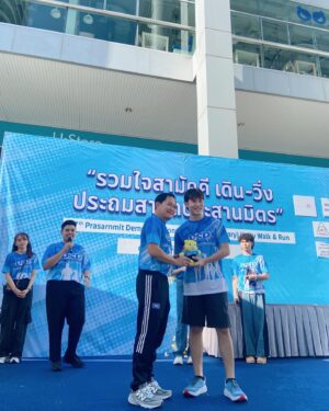 Chawinroj Likitchareonsakul Instagram - ตื่นเช้ามางาน เดิน-วิ่ง สาธิตประสานมิตร (ประถม) เจออาจารย์ประจำชั้น สมัยเด็กเล็ก 4 และ พี่เลี้ยงที่เคยดูแลมา 20 ปี ผ่านไปเราโตขึ้น แต่อาจารย์ยังหน้าเด็กเหมือนเดิมเลย~ 🤙🏻😂❤️ #spm56