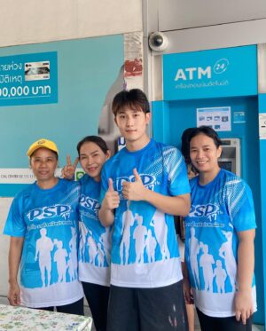 Chawinroj Likitchareonsakul Instagram - ตื่นเช้ามางาน เดิน-วิ่ง สาธิตประสานมิตร (ประถม) เจออาจารย์ประจำชั้น สมัยเด็กเล็ก 4 และ พี่เลี้ยงที่เคยดูแลมา 20 ปี ผ่านไปเราโตขึ้น แต่อาจารย์ยังหน้าเด็กเหมือนเดิมเลย~ 🤙🏻😂❤️ #spm56
