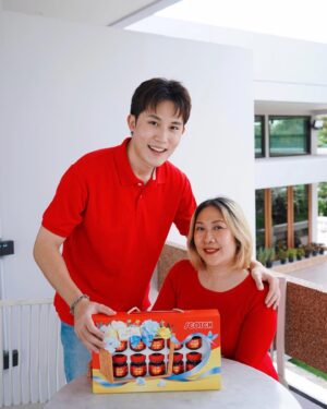 Chawinroj Likitchareonsakul Instagram - ใกล้วันแม่แล้ว เฟมขอมอบของขวัญเป็นสก๊อต 100 ซุปไก่สกัด สูตร 100% อร่อย ดื่มง่าย ไม่คาว ช่วยบำรุงสมองให้ไบร์ท และยังเพิ่มความแข็งแรง ให้แม่มีความสุขและสุขภาพแข็งแรงอยู่ด้วยกันไปนานๆเลย และสก๊อตยังมีกิ๊ฟบ็อกซ์ดีไซน์พิเศษเฉพาะวันแม่ด้วยนะครับ หาซื้อง่ายๆที่ ห้างสรรพสินค้าทั่วไปเลยนะครับ ❤️

#บอกรักแม่ #สก๊อตซุปไก่มีไทโรซีน 
#ได้เวลาไบร์ทดื่มสก๊อตซุปไก่อร่อยดื่มง่ายไม่คาว
