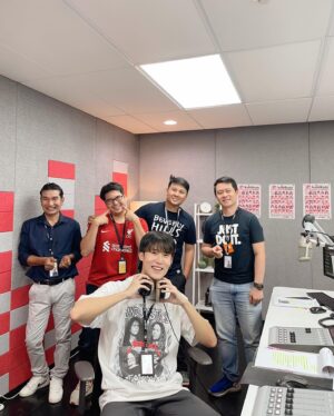 Chawinroj Likitchareonsakul Instagram - วันแรกกับการเป็น DJ ผ่านไปได้ด้วยดี แม้จะมีติดขัดไปบ้าง ขอบคุณพี่ๆทีมงานที่น่ารักที่ @coolfahrenheit ด้วยนะครับ พรุ่งนี้ 6 โมงเย็นถึง 3 ทุ่ม เจอกันใหม่ฮะ ลิสต์เพลงเพราะๆไว้รอแล้ว 😜❤️🎧

#COOLfahrenheit
#COOLJFAME