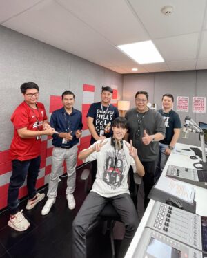 Chawinroj Likitchareonsakul Instagram - วันแรกกับการเป็น DJ ผ่านไปได้ด้วยดี แม้จะมีติดขัดไปบ้าง ขอบคุณพี่ๆทีมงานที่น่ารักที่ @coolfahrenheit ด้วยนะครับ พรุ่งนี้ 6 โมงเย็นถึง 3 ทุ่ม เจอกันใหม่ฮะ ลิสต์เพลงเพราะๆไว้รอแล้ว 😜❤️🎧

#COOLfahrenheit
#COOLJFAME