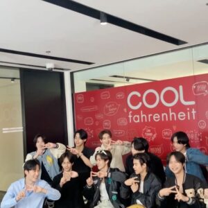 Chawinroj Likitchareonsakul Instagram - ฝากเพลงใหม่ "WATCH YOUR STEP" ของ BUS ด้วยน้าค้าบบ วันนี้น้องๆแวะมาพูดคุยกันที่ @coolfahrenheit น่ารัก เฮฮาา กันสุดๆ 🤣 (ขอบคุณน้องจั๋งที่ช่วยพี่คิดท่าถ่ายรูปด้วยนะฮะ) 😆🖤🔥