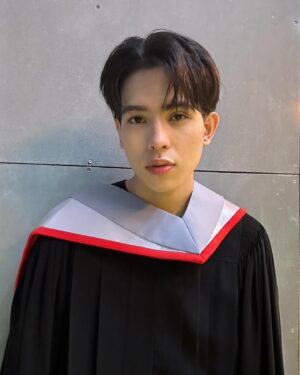 Chayapol Jutamas Instagram - 🎉จบแล้ววววครับ 🎓🎉
You are invited to my graduation ceremony 👨‍🎓✨
🗓️ Friday 22nd December 2023
⏰ At 12:00 onwards
📌 Srinakharinwirot  University Asoke
❤️Hope to see you all 📸
