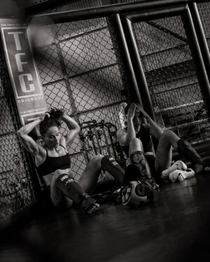 Chelsea Hackett Instagram - Deep in the trenches @selinamongi 🤼‍♀️ 
3 weeks to go 🖤 
📸 @byfmcreative