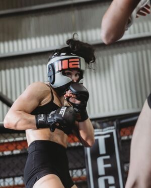Chelsea Hackett Instagram - Deep in the trenches @selinamongi 🤼‍♀️ 
3 weeks to go 🖤 
📸 @byfmcreative