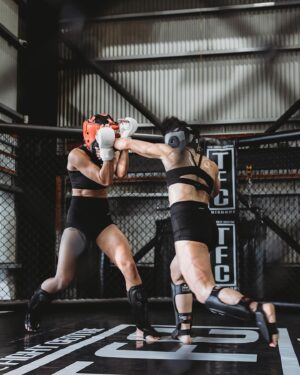 Chelsea Hackett Instagram - Deep in the trenches @selinamongi 🤼‍♀️ 
3 weeks to go 🖤 
📸 @byfmcreative