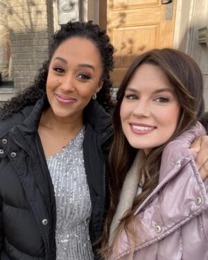 Chelsea Hobbs Instagram - So excited to finally share!! I’m starring alongside  the beautiful @tameramowrytwo in my first ever musical for @hallmarkchannel 🩰 🎶 👯‍♀️ This is what allllll the dancing was for, and just WAIT until you hear Tamera’s voice 👼🏻 Tune in Mother’s Day!!! 💕♥️💕🎶😊