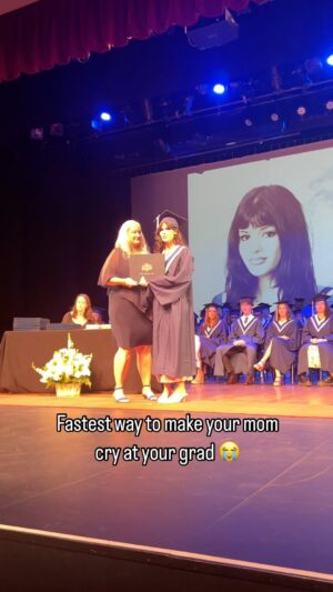 Chelsea Hobbs Instagram - Moms, you’re doing a good job. And if you doubt it now …trust me you’ll realize it one day. 💕♥️💕

#momsofinstagram #moms #momlife #parenthood #mom #grad2024 #womensupportingwomen